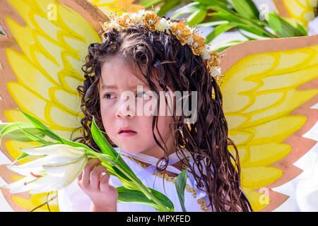 Cuidad Vieja,, Guatemala - 7 Dicembre 2017: ragazza vestita come angelo in parata celebrando la Nostra Signora dell Immacolata Concezione giorno vicino a Antigua Foto Stock