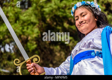 Cuidad Vieja,, Guatemala - 7 Dicembre 2017: ragazza vestita come angelo con la spada in parata celebrando la Nostra Signora dell Immacolata Concezione giorno Foto Stock