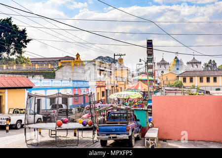 Cuidad Vieja,, Guatemala - 7 Dicembre 2017: Guardando verso il basso sopra leggermente città fumosa fair celebrando la Nostra Signora dell Immacolata Concezione giorno Foto Stock