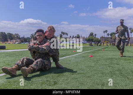 Stati Uniti Marines partecipa in buddy trascina la porzione di manovra sotto il fuoco durante un combattimento fitness test per il comandante generale del programma di ispezione in campo pagina casa in Marine Corps base Camp Pendleton, California Il 15 maggio 2018, 15 maggio 2018. Un Marine è la forma fisica è essenziale per il giorno per giorno di efficacia e di combattere la prontezza del Marine Corps. Il Marine Corps ritiene la forma fisica di un aspetto indispensabile di leadership. (U.S. Marine Corps photo by Lance Cpl. Kerstin Roberts/RILASCIATO). () Foto Stock