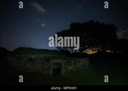 Paesaggio notturno con la vecchia struttura vicino Montehermoso. Extremadura. Spagna. Foto Stock