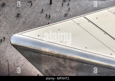 Rotterdam, Paesi Bassi, 11 Maggio 2018: close-up del tetto in acciaio inossidabile della nuova stazione centrale e la stazione di piazza pavimentata con travertin Foto Stock