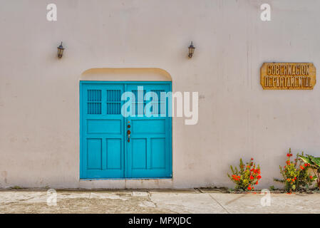 Flores, Guatemala - Dicembre 15, 2016: dettagli architettonici delle case coloniali nel quartiere storico di Flores, Guatemala. Foto Stock