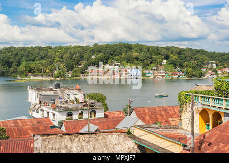 Flores, Guatemala - Dicembre 15, 2016: vista aerea sulle rive del lago Peten Itza dalla storica isola di Flores in Guatemala. Foto Stock