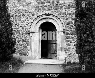 Norman porta di San Lorenzo è la Chiesa, Upton, Slough, Berkshire, 1883. Artista: Henry oggetto di scherno. Foto Stock