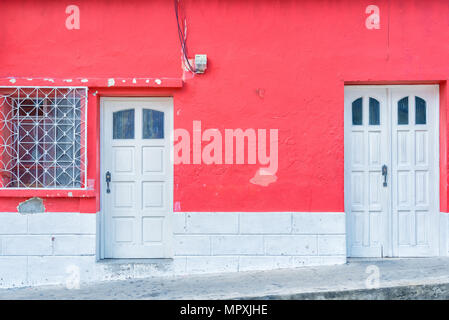 Flores, Guatemala - Dicembre 15, 2016: dettagli architettonici delle case coloniali nel quartiere storico di Flores, Guatemala. Foto Stock