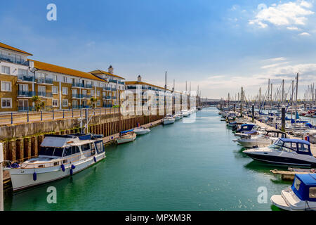 Ormeggiate barche e appartamenti, Brighton Marina, SUSSEX REGNO UNITO Foto Stock