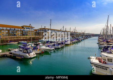 Ormeggiate barche e appartamenti, Brighton Marina, SUSSEX REGNO UNITO Foto Stock