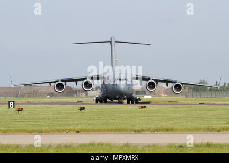 Il primo USAF Boeing C-17A Globemaster per visitare RAF Coningsby giri in pista prima di uscire. Foto Stock