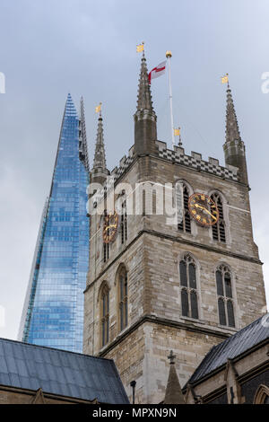 La shard ufficio edificio centrale di Londra con la Southwark Cathedral guglia o torre campanaria in primo piano. Contrasto di stili architettonici e periodi. Foto Stock