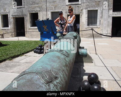 L'artiglieria sul display nel cortile del Castillo de San Marcos, Sant'Agostino, Florida, USA, 2018 © Katharine Andriotis Foto Stock