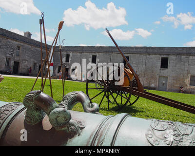 L'artiglieria sul display nel cortile del Castillo de San Marcos, Sant'Agostino, Florida, USA, 2018 © Katharine Andriotis Foto Stock