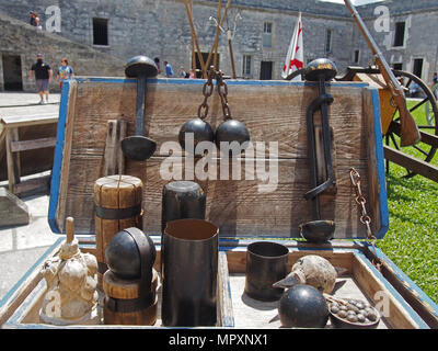 Diversi proiettili di cannone sul display in un armadietto Shot al Castillo de San Marcos, Sant'Agostino, Florida, USA, 2018 © Katharine Andriotis Foto Stock