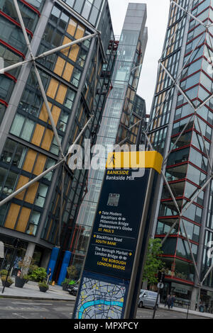 Arte moderna e contemporanea, appartamenti e uffici in multui piani di blocchi a Bankside Southwark Street, Blackfriars nel centro di Londra. Vita di lavoro. Foto Stock