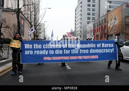 I membri dei gruppi conservatori marching durante una manifestazione contro il nucleare della Corea del Nord il potere nella città di Seoul, capitale della Repubblica di Corea è comunemente noto come la Corea del Sud Foto Stock