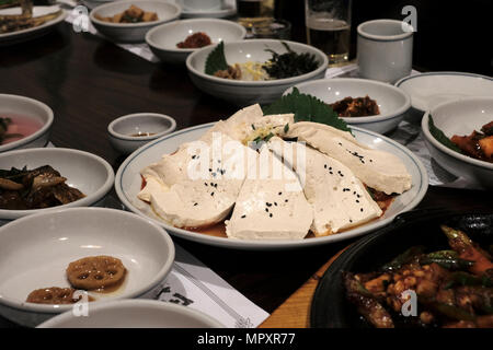 Tipico Hanjeongsik, un tradizionale pasto coreano a portata completa con piatto principale contenente Tofu Dubu Kimchi con tofu duro tagliato a fette e sbiancato con semi di sesamo nero. Corea del Sud Foto Stock