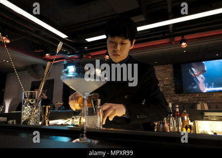 Un barista prepara bevande alcoliche in un elegante bar nell'area alla moda del quartiere di Gangnam, capitale della Repubblica di Corea comunemente conosciuta come Corea del Sud Foto Stock
