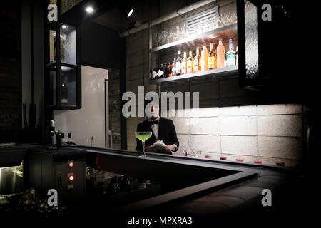 Un barista prepara bevande alcoliche in un elegante bar nell'area alla moda del quartiere di Gangnam, capitale della Repubblica di Corea comunemente conosciuta come Corea del Sud Foto Stock