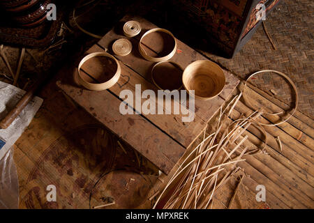 Strisce di bambù di essere utilizzate per la produzione di coppe di lacca in un tradizionale laboratorio vicino a Bagan, Birmania. Foto Stock