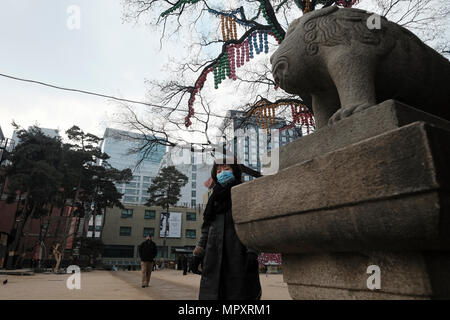 Il cortile di Bongeunsa tempio Buddista situato in Samseong-dong, Gangnam-gu, in Seoul, Corea del Sud Foto Stock