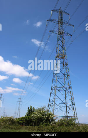 Piloni portanti linee elettriche sul fiume Lune estuary in Lancashire, Inghilterra. Foto Stock