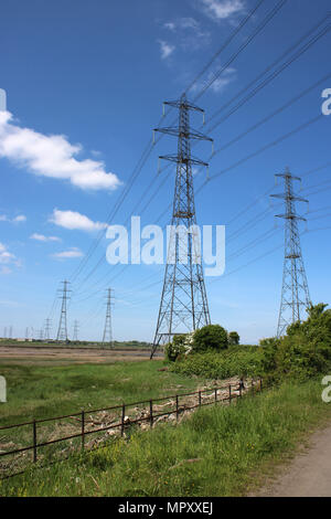 Piloni portanti linee elettriche sul fiume Lune estuary in Lancashire, Inghilterra. Foto Stock