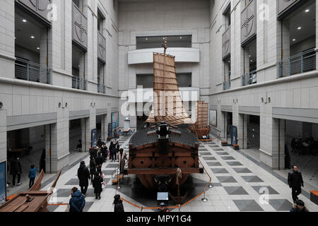 Una replica del coreano Nave Tartaruga chiamato Geobukse che è stato usato nel 1500 contro il Giappone visualizzate all'interno del Monumento ai Caduti in Guerra di Corea museum situato in Yongsan-gu distretto della città di Seoul, capitale della Corea del Sud Foto Stock