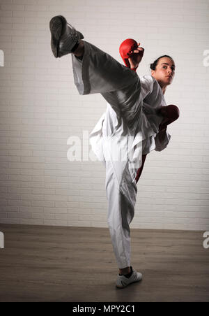 La donna a praticare arti marziali nel club salute Foto Stock