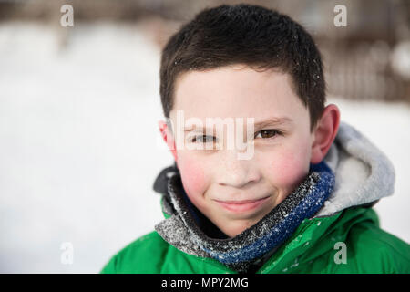 Ritratto di fiducia ragazzo adolescente indossando un abbigliamento caldo durante il periodo invernale Foto Stock