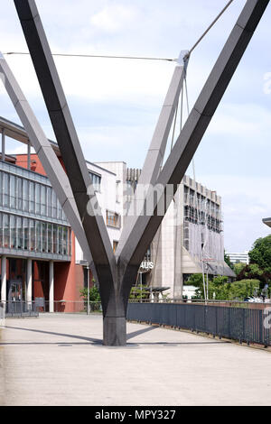 Un moderno ponte pedonale su Hessenring in Bad Homburg. Foto Stock