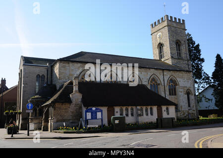 La Chiesa Parrocchiale di Santa Maria e a St Giles sorge sul lato sud di High Street e angolo di Church Street, Stony Stratford, Buckinghamsh Foto Stock