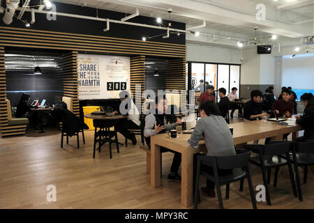 Le persone che lavorano in WeWork Coworking e spazio in ufficio si trova nella stazione di Yeoksam a Seoul, capitale della Corea del Sud. WeWork è una società americana che fornisce le aree di lavoro condivise, tecnologia startup sottocultura europee e i servizi per gli imprenditori, freelance, startup, piccole e grandi imprese. Foto Stock