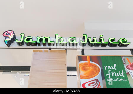 Philadelphia, Pennsylvania, 21 maggio 2018:Jamba Juice segno aziendale Logo aziendale sulla parete storefront. Foto Stock