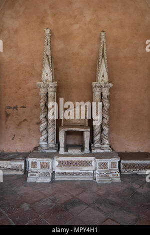 Arcibasilica di San Giovanni in Laterano a Roma. Gothic trono papale (circa 1200) nel chiostro th museum Foto Stock