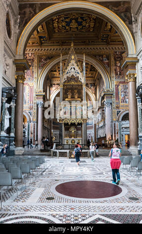 Arcibasilica di San Giovanni in Laterano a Roma. Il gotico altare maggiore contenente la skiff dei SS Pietro e Paolo dietro golden bar sulla parte superiore Foto Stock