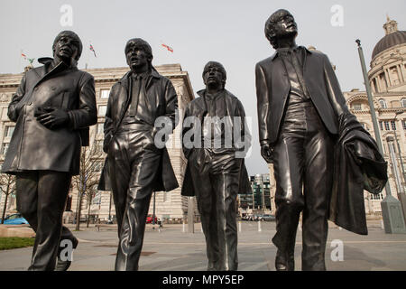 I Beatles statua al Pier Head in Liverpool Foto Stock