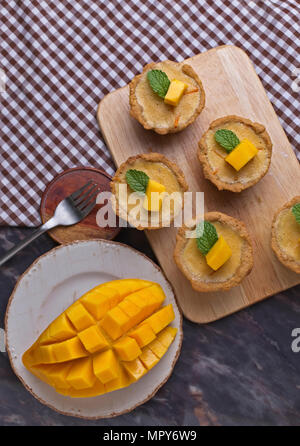 Angolo di alta vista di pasticcini serviti sul bordo di taglio Foto Stock