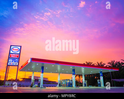 Krabi, Tailandia - 1 Settembre 2017: esso gas station. Esso stazioni di gas e di prodotti compresi benzina, gasolio, olio motore, carte regalo, le carte di credito Foto Stock