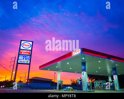Krabi, Tailandia - 1 Settembre 2017: esso gas station. Esso stazioni di gas e di prodotti compresi benzina, gasolio, olio motore, carte regalo, le carte di credito Foto Stock