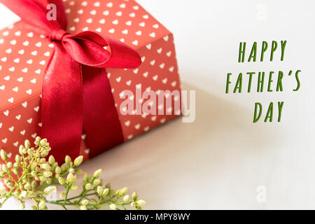 Padre Felice giorno del concetto. Confezione regalo e fiore Foto Stock