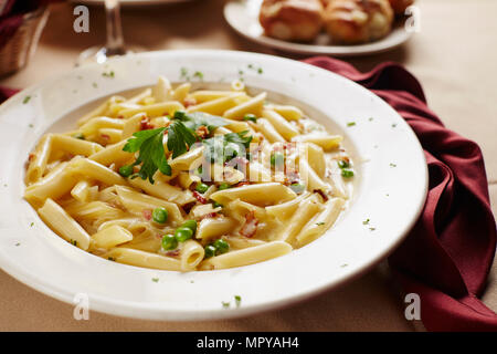 Close-up di pasta cotta servita nella ciotola sul tavolo Foto Stock