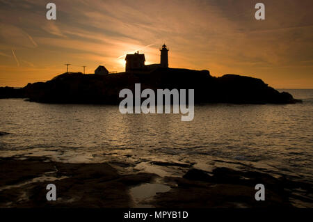 Faro Nubble alba, Cape Neddick Stazione di luce, Sohier Park, York Beach, Maine Foto Stock