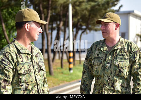 Stati Uniti La guardia costiera Adm posteriore. Pat DeQuattro, vice comandante della guardia costiera Area del Pacifico, i colloqui con la Guardia Costiera della Cmdr. Kirk Jorgensen, commander, Coast Guard porta unità di protezione 312 durante il funzionamento del pacifico esercizio di raggiungere 2017 in Pohang, Repubblica di Corea, 12 aprile 2017. OPRex17 è un accordo bilaterale per l'evento di formazione progettati al fine di garantire la preparazione e sostenere le capacità che rafforzare la Rok-STATI UNITI Alliance. Costa guardie servirà come parte delle attività combinate di conduzione del gruppo porti, vie navigabili e zone costiere delle operazioni di sicurezza proteggendo U.S.-ROK di risorse e personale che esercitano una zona centro di distribuzione (A Foto Stock