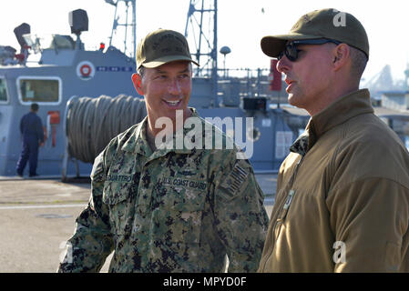 Stati Uniti La guardia costiera Adm posteriore. Pat DeQuattro, vice comandante della guardia costiera Area del Pacifico, colloqui con Coast Guard Lt. Tracy LaCorte, ingegnere officer di Coast Guard porta unità di protezione 312 durante il funzionamento del pacifico esercizio di raggiungere 2017 in Pohang, Repubblica di Corea, 12 aprile 2017. OPRex17 è un accordo bilaterale per l'evento di formazione progettati al fine di garantire la preparazione e sostenere le capacità che rafforzare la Rok-STATI UNITI Alliance. Costa guardie servirà come parte delle attività combinate di conduzione del gruppo porti, vie navigabili e zone costiere delle operazioni di sicurezza proteggendo U.S.-ROK di risorse e personale che esercitano un'area Distribution Cente Foto Stock