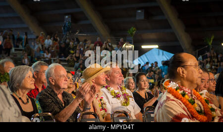 Il cap. Jenks, Capo del personale della Marina Militare Ufficiale Regione Hawaii, e sua moglie Caterina frequentare l'Hula Kahiko concorrenza a 54th annuale di Merrie Monarch Festival Venerdì notte. Il cap. Jenks è il principale responsabile del personale della regione marina Hawaii, e ha partecipato al Merrie Monarch Festival Parade di sabato 22 aprile. La Marina riconosce che la Merrie Monarch Festival onora l'eredità lasciata dal re David Kalākaua, che ha ispirato la perpetuazione di Hawaiian tradizioni, lingua nativa e arti. Re Kalākaua negoziato un trattato con gli Stati Uniti che ha portato a Marina la sua presenza a Pearl Harbor. (Foto Foto Stock