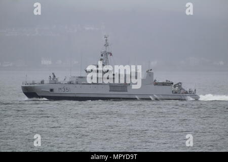 KNM Otra (M351), un Alta-class minesweeper gestito dalla Royal Navy norvegese, passando Gourock all'inizio dell'esercizio comune della Warrior 18-1. Foto Stock