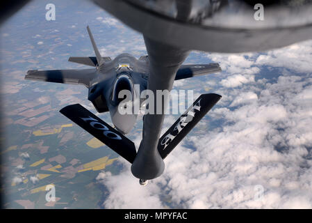 Un U.S. Air Force F-35un fulmine II aeromobili assegnati a Hill Air Force Base in Utah, è rifornito di combustibile da un centesimo Air Refuelling Wing KC-135 Stratotanker durante un volo in Estonia, 25 aprile 2017. La F-35s ha partecipato ad una prima formazione di volo la distribuzione in Europa e la distribuzione in avanti per Estonia ammessi gli avieri per capire meglio della NATO di infrastruttura corrente e rafforzare l'interoperabilità con gli alleati. (U.S. Air Force foto di Senior Airman Christine Groening) Foto Stock