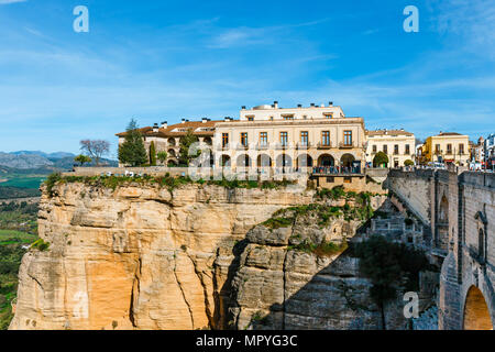 Ronda, Spagna, 05 Aprile 2018: El Tajo Gorge Canyon con nuovo ponte bianco e case di spagnolo in Ronda, Andalusia, Spagna Foto Stock