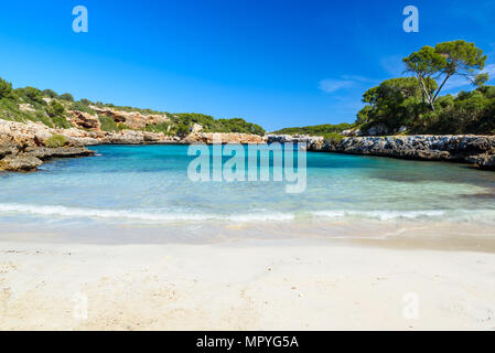 Cala Sa Nau - bellissima baia e sulla spiaggia di Mallorca, Spagna - Europa Foto Stock