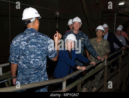 170421-N-SU468-058 PEARL HARBOR (21 aprile 2017) Capt. Ken Epps, comandante della flotta NAVSUP Logistics Center Pearl Harbor, parla alle Hawaii 1° distretto congressista Colleen Hanabusa e ospiti durante una visita presso una base comune di Pearl Harbor-Hickam. Il congressista e altri ospiti hanno visitato il modernizzato Red Hill grandi quantità di carburante Impianto di stoccaggio, dove esperti in materia hanno dimostrato come la Marina mantiene la struttura come un national asset strategico. Red Hill fornisce combustibile per azionare overseas garantendo acqua potabile nella zona rimane al sicuro. (U.S. Foto di Marina di Massa lo specialista di comunicazione Foto Stock